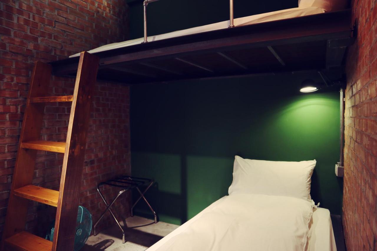 Travel Charger Hostel Хуалянь Экстерьер фото